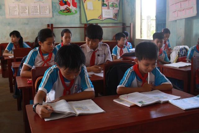 Thay bàn ghế mới, học sinh vẫn “khổ sở” - 3
Cứng nhắc theo quy định và chưa quan tâm đến thực tế lớp học khiến việc thay bàn ghế mới cho học sinh tại Quảng Ngãi chưa hiệu quả.