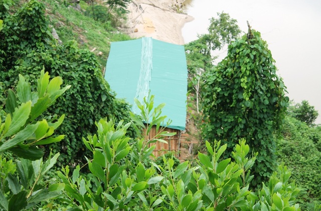 Những căn nhà kỳ lạ dưới vực sâu - 3
Nhiều người dân vẫn tiếp dụng dựng nhà sàn trái phép bên bờ sông Xà Lò.