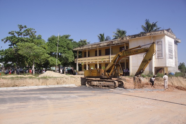 Quảng Ngãi: Trường cũ đã bị đóng cửa, nhiều phụ huynh vẫn… cho con đến trường - 3
Công trình giao thông trong khu công nghiệp Tịnh Phong đã được thi công đến sát mép trường tiểu học thôn Thế Long.