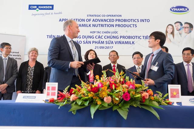 Vinamilk hợp tác với tập đoàn dinh dưỡng hàng đầu thế giới CHR. HANSEN - 1 Ông Phan Minh Tiên, giám đốc điều hành marketing Vinamilk và ông Lasse Nagell, phó chủ tịch cấp cao Tập đoàn Chr.Hansen trao thỏa thuận hợp tác tại buổi lễ ký kết.