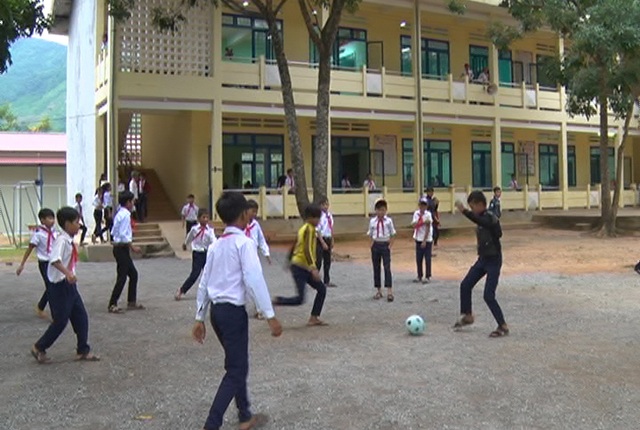 Huyện nghèo gắng lo cho học sinh bán trú - 3
Mô hình bán trú giúp học sinh huyện Sơn Tây yên tâm học tập tốt hơn.