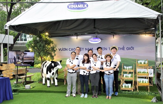 Gian hàng độc đáo tại "Ngày hội việc làm Bách khoa 2017" - 3 Sự thân thiện, nhiệt tình và chuyên nghiệp của những anh chị nhân viên Vinamilk phụ trách gian hàng đã đem lại những ấn tượng đẹp đối với các bạn sinh viên