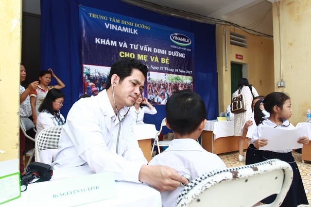 Vinamilk chia sẻ khó khăn với các hộ nghèo bị ảnh hưởng do lũ tại Hà Nội - 3 Bác sĩ từ Trung tâm tư vấn dinh dưỡng tới khám và tư vấn cho các em học sinh và thầy cô giáo trường Tiểu học Nam Phương Tiến A.