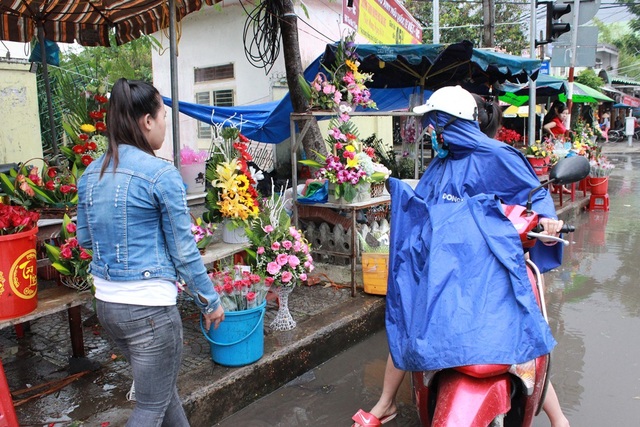 Đà Nẵng: Mưa lớn, hoa tươi ngày lễ Nhà giáo 20/11 ế ẩm - 3 Khách mua hoa rải rác chỉ có vài người.
