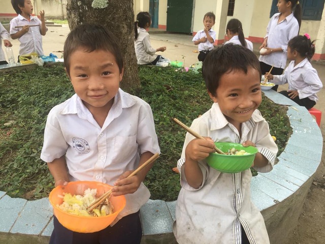 Cô giáo vùng cao nấu cơm cho hàng trăm học trò nghèo - 3 Bữa cơm đầy đủ thịt cá là thứ các em mong chờ nhất trong tuần khi đến lớp