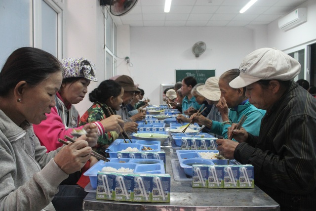 Quảng Ngãi: Ấm áp quán cơm 2.000 đồng "Nụ cười sông Trà" - 4 Hơn 3 năm qua đã có trên 190.000 suất cơm nghĩa tình đến tay những hoàn cảnh còn nhiều khó khăn trong cuộc sống