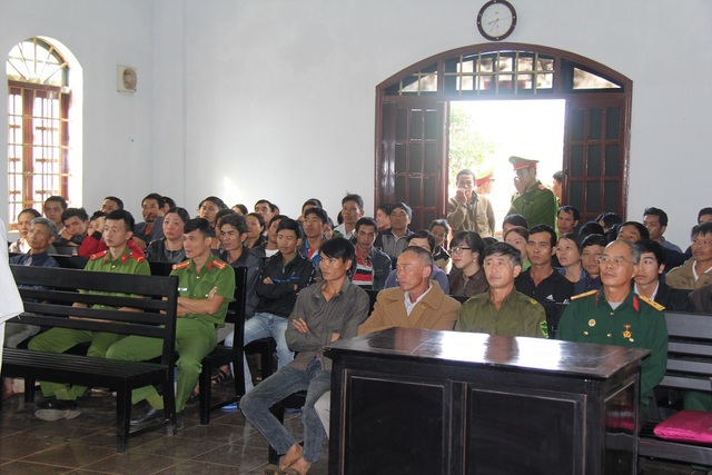 Trồng keo gây quỹ bị kết tội phá rừng, 7 cựu chiến binh một mực kêu oan! - 3 Rất đông người dân đến theo dõi phiên tòa phúc thẩm