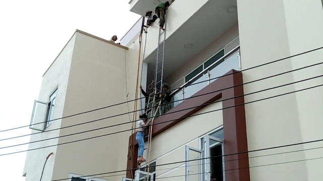 Dùng thang giải cứu nhiều người mắc kẹt trong đám cháy khách sạn - 2 Lực lượng chức năng phải dùng thang để giải cứu người mắc kẹt trong đám cháy
