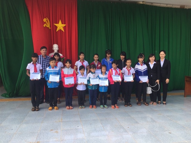 Đắk Nông: Niềm vui của những học sinh lần đầu nhận học bổng Grobest - 3
Niềm vui nhận học bổng của học sinh huyện Đắk Song
