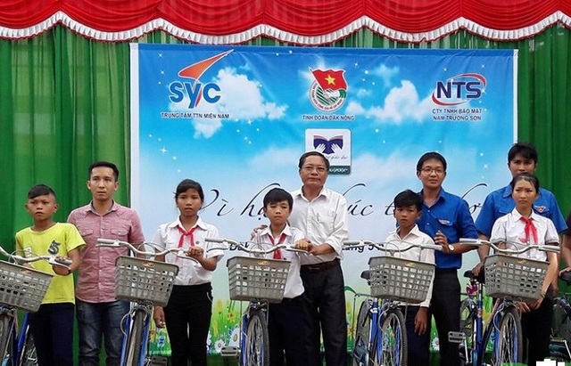 Trao 65 suất học bổng cho học sinh dân tộc thiểu số, vượt khó học giỏi - 3 Cùng ngày 400 suất quà và 10 chiếc xe đạp cũng được trao đến học sinh nghèo vượt khó huyện Krông Nô