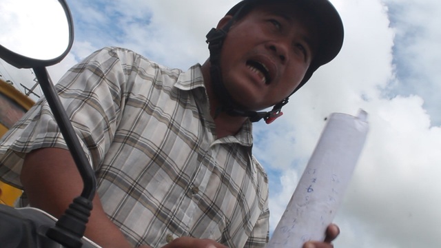 Ghi nhận đường hỏng, phóng viên bị đe dọa - 4 Người đàn ông lạ mặt ngăn cản, đe dọa đập phương tiện tác nghiệp của phóng viên