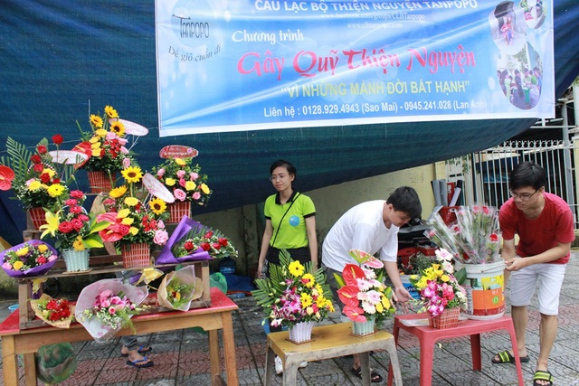 Đà Nẵng: Mưa lớn, hoa tươi ngày lễ Nhà giáo 20/11 ế ẩm - 4 Nhiều bạn sinh viên vô cùng buồn bã vì hoa ít người mua