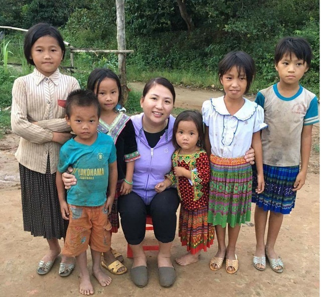 Cô giáo vùng cao nấu cơm cho hàng trăm học trò nghèo - 4 Cô Dung bên cạnh những học trò khó khăn của mình