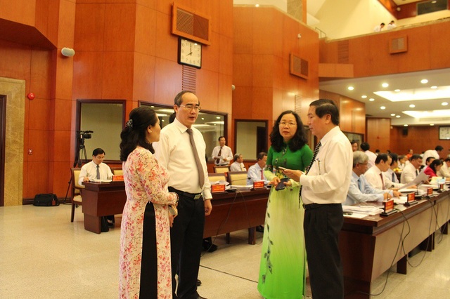 Cơ chế đặc thù là thời cơ để TPHCM đột phá, sáng tạo - 2 Bí thư Nguyễn Thiện Nhân trao đổi với đại biểu bên lề hội nghị