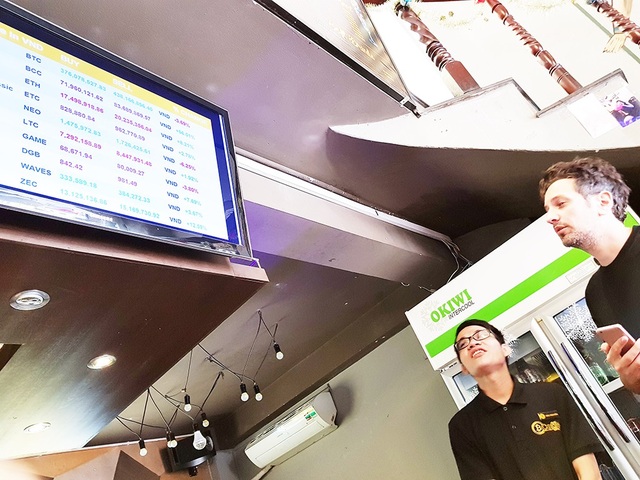 Mua "tiền ảo" Bitcoin dễ như mua rau - 4 Nhiều khách nước ngoài cũng tham gia mua bán Bitcoin tại các ATM Bitcoin.
