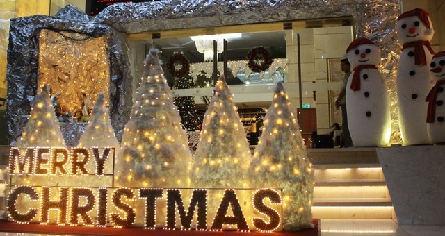 Người dân Đà thành náo nức đón Noel sớm - 6
Nhiều nhà hàng, khách sạn, quán cafe trang hoàng lộng lẫy bằng cây thông, cỗ xe tuần lộc, tượng người tuyết, thu hút rất nhiều bạn trẻ đến chụp hình.