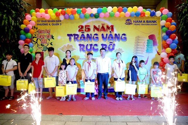 Nam A Bank mang niềm vui Trung thu đến các em nhỏ trên toàn quốc - 4 Các em nhỏ hân hoan nhận những món quà trung thu từ Nam A Bank.
