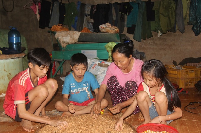 Nỗi day dứt của người vợ nghèo lặng lẽ lo hậu sự cho chồng con - 5 Thương chồng, con, người vợ nghèo chỉ biết lặng lẽ chuẩn bị hậu sự
