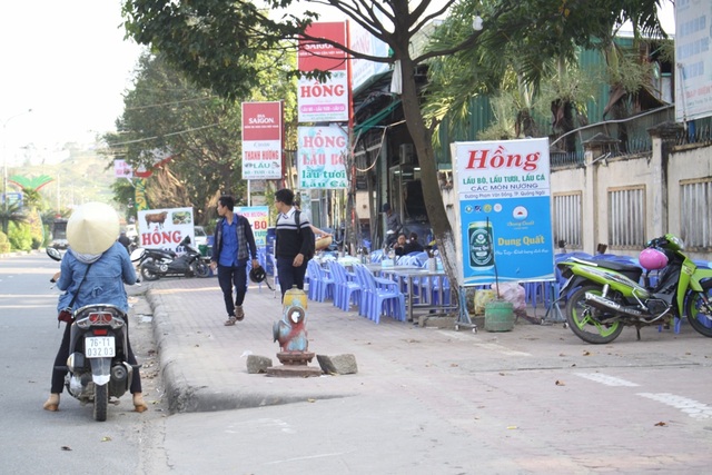 Nan giải "cuộc chiến" giành vỉa hè cho người đi bộ - 5
Nhiều quán nhậu lấn chiếm vỉa hè trên tuyến đường Phạm Văn Đồng, trong suốt nhiều năm qua.