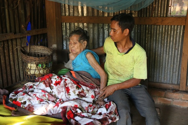 Bà lão cô độc nghèo khổ, co ro bên bếp tro tàn - 5
Anh Điểu Hoang chịu trách nhiệm chăm sóc cụ Thị Ang