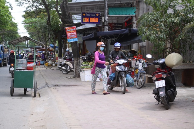 Nan giải "cuộc chiến" giành vỉa hè cho người đi bộ - 6
Đường Nguyễn Thụy được tận dụng tối đa để họp chợ.