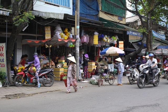 Nan giải "cuộc chiến" giành vỉa hè cho người đi bộ - 7 Vỉa hè bị chiếm dụng, người đi bộ phải đi dưới lòng đường.