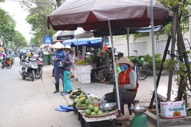 Nan giải "cuộc chiến" giành vỉa hè cho người đi bộ - 8
Tình trạng buôn bán trên vỉa hè diễn ra tràn lan mà không có sự kiểm tra, xử lý của cơ quan chức năng.
