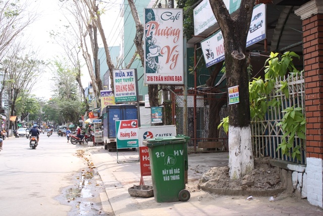 Nan giải "cuộc chiến" giành vỉa hè cho người đi bộ - 9
Biển quảng cáo, chợ cóc trên tuyến đường Trần Hưng Đạo.