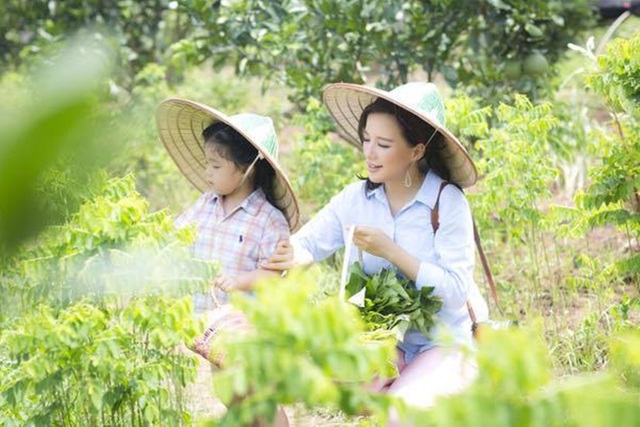 MC Minh Trang: “Có nên trả công cho con khi làm việc nhà?” - 2 Bé Daisy cùng mẹ Minh Trang tham gia chuyến đi tìm hiểu thiên nhiên.
