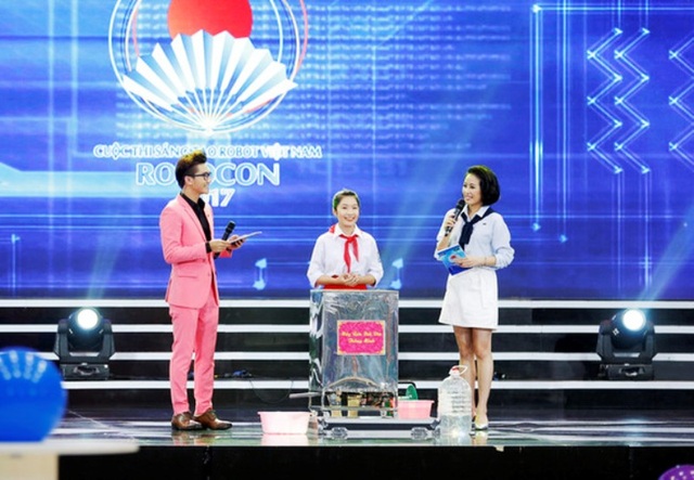 Em Bình giới thiệu về chiếc máy rửa bát đĩa thông minh của mình trong cuộc thi sáng tạo robot năm 2017 diễn ra tại Ninh Bình.
