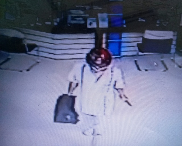 Nghi vấn kẻ cướp ngân hàng Vietinbank đã tự sát - 1
Hình ảnh kẻ cướp ngân hàng được camera an ninh ghi lại.