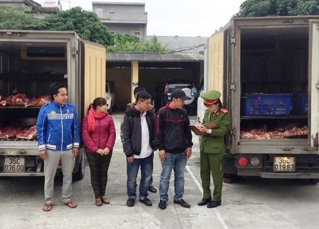 Chặn đứng một tấn thịt bò “trôi nổi” đưa vào Ninh Bình tiêu thụ - 1 Gần 1 tấn thịt bò trôi nổi cùng các lái xe bị Cảnh sát môi trường Ninh Bình bắt giữ.