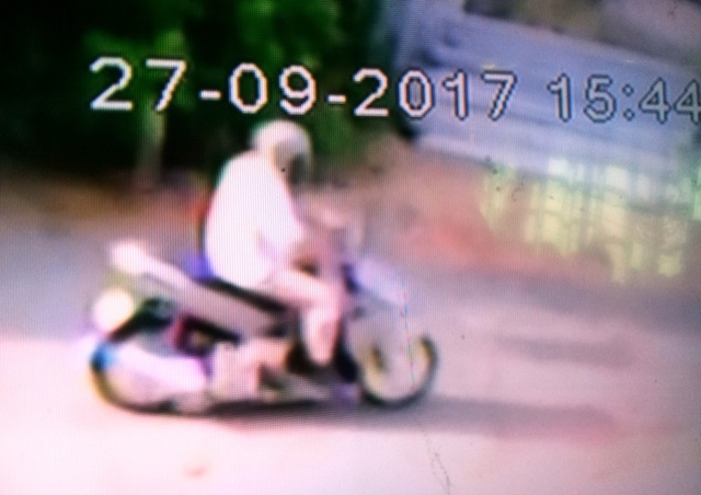 Một lão nông giáp mặt với nghi phạm cướp ngân hàng ở Vĩnh Long - 2 Hình ảnh nghi phạm chạy trên đường vào chiều tối ngày 27/9 được camera người dân xã Tân Lộc ghi lại