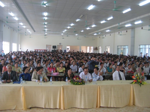 Làm thế nào để sinh viên học Dược ra trường có việc làm ngay? - 2
Hội trường lớn của ĐH Thành Tây chật kín sinh viên trong buổi khai giảng năm học 2016-2017.