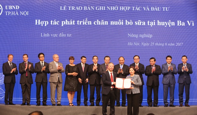 Vinamilk đồng hành cùng sự phát triển của Thủ đô Hà Nội - 1
Đại diện lãnh đạo thành phố Hà Nội và bà Mai Kiều Liên – Tổng giám đốc Vinamilk ký kết bản ghi nhớ hợp tác đầu tư phát triển chăn nuôi bò sữa công nghệ cao tại Hà Nội.