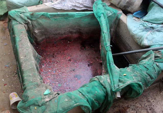 Một bể chứa nước thải của việc xay nhựa