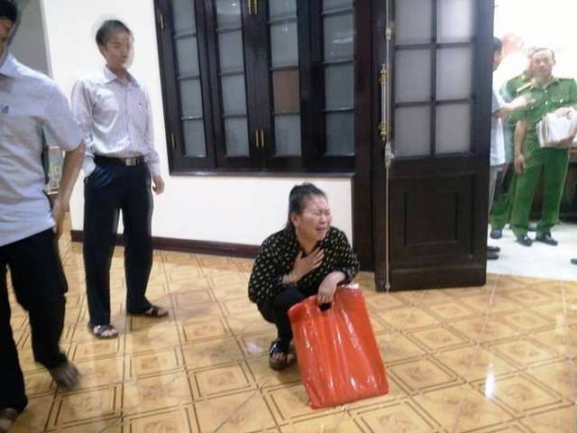 Vụ 1 thửa đất cấp 4 sổ đỏ: Chính quyền vô can do đã làm sai đúng quy trình? - 5 Bà Nguyễn Thị Kỳ (vợ ông Chung) khóc uất nghẹn sau khi Chủ tịch UBND tỉnh Thanh Hóa kết luận vụ việc bất lợi cho gia đình, đẩy gia đình ông bà ra tòa tìm công lý.