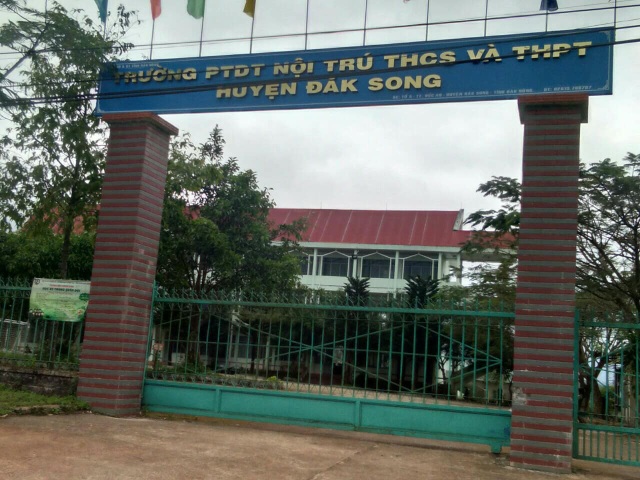 Bắt thầy giáo lừa chạy việc, chiếm đoạt hàng trăm triệu đồng - 1 Trường DTNT huyện Đắk Song nơi ông Nam công tác