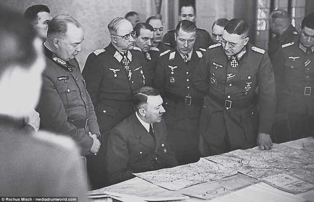Cận vệ của Hitler kể lại vụ tự sát của trùm phát xít bên trong boong-ke - 2
Hitler trong một chuyến thăm vào ngày 11/3/1945 (Ảnh: Rochus Misch/Mediadrumworld.com)