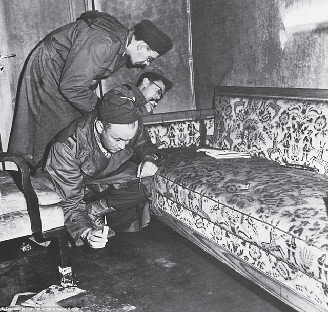 Cận vệ của Hitler kể lại vụ tự sát của trùm phát xít bên trong boong-ke - 3
Chiếc ghế sofa nơi Hiler và vợ tự sát (Ảnh: Rochus Misch/Mediadrumworld.com)