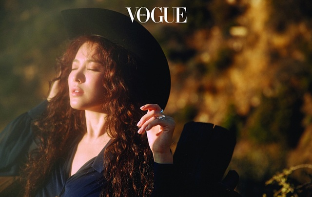 "Cô dâu tháng 10" Song Hye Kyo đẹp mơ màng trước ngày lên xe hoa - 10
Tháng 6 vừa rồi, cô bất ngờ thông báo dự định lên xe hoa với đồng nghiệp Song Joong Ki. Cặp đôi đã bí mật hò hẹ gần 2 năm trước khi quyết định trở thành vợ chồng.