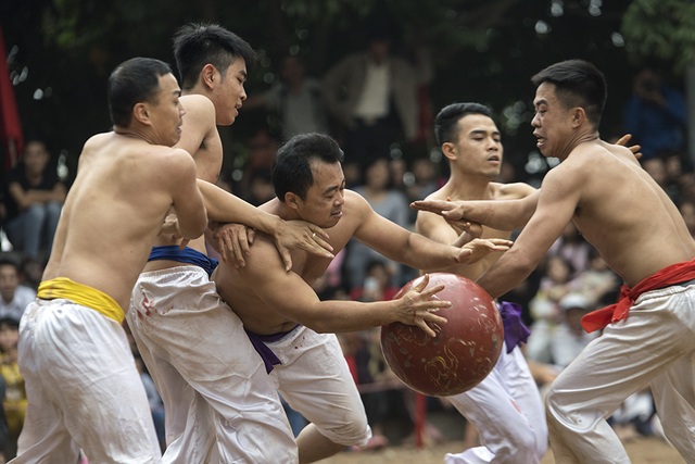 "Trai phố" Hà Nội căng sức vật cầu đậm chất làng quê - 2
Hội vật cầu được tổ chức tại đình Thuý Lĩnh. Tham gia trò chơi là các thanh niên trai tráng, vừa có sức khoẻ, vừa mưu trí và tinh thần đồng đội.