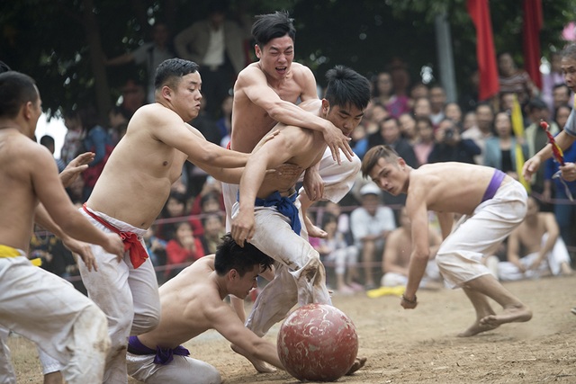 "Trai phố" Hà Nội căng sức vật cầu đậm chất làng quê - 9
Sau phút giải lao, các đội lại lao vào cuộc đấu.