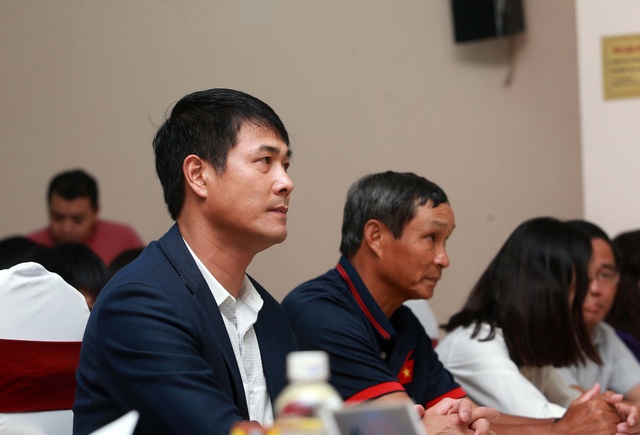 VFF né câu hỏi về Giám đốc kỹ thuật không kết hợp với HLV Hữu Thắng - 1
HLV Hữu Thắng và HLV Mai Đức Chung - Ảnh: Gia Hưng