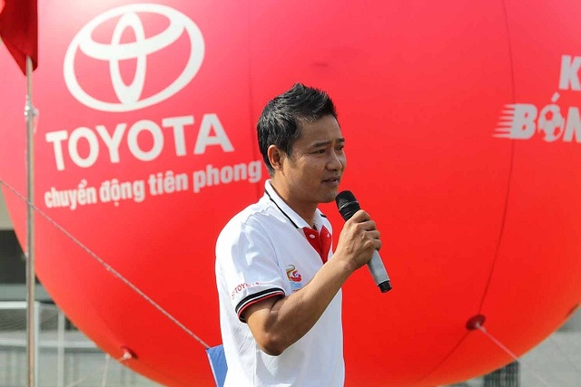 Cầu thủ nhí trại hè bóng đá thiếu niên Toyota 2017 du đấu tại Nhật Bản - 2
Chương trình truyền hình “Khi trái bóng lăn” có sự tham gia của 3 diễn viên chính: Cựu danh thủ Nguyễn Hồng Sơn, MC Tú Linh và diễn viên trẻ Diệu Nhi cùng nhiều diễn viên khách mời nổi tiếng.