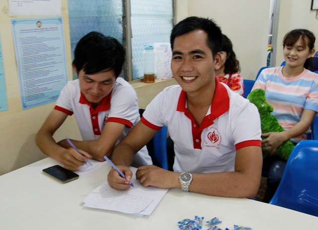 Ấm áp nghĩa tình “Ngân hàng máu sống” của trường ĐH Tây Nguyên - 4 Luôn túc trực tại bệnh viện để hướng dẫn thành viên hiến máu