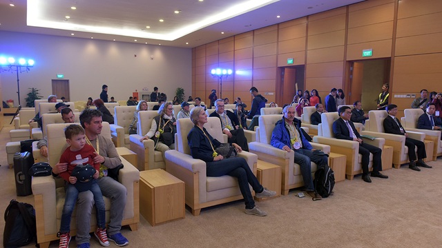 Ông Nguyễn Thiện Nhân chào đón vị khách quốc tế đầu tiên đến Thủ đô năm 2017 - 18 Ông Nguyễn Thiện Nhân chào đón vị khách quốc tế đầu tiên đến Thủ đô năm 2017 - 18
