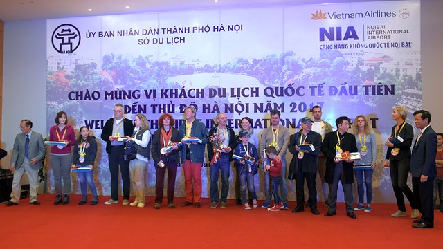 Ông Nguyễn Thiện Nhân chào đón vị khách quốc tế đầu tiên đến Thủ đô năm 2017 - 17 Ông Nguyễn Thiện Nhân chào đón vị khách quốc tế đầu tiên đến Thủ đô năm 2017 - 17