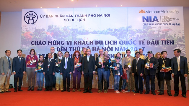 Ông Nguyễn Thiện Nhân chào đón vị khách quốc tế đầu tiên đến Thủ đô năm 2017 - 1 Ủy viên Bộ Chính trị, Chủ tịch Ủy ban Trung ương Mặt trận Tổ quốc Việt Nam Nguyễn Thiện Nhân chúc mừng đoàn khách du lịch quốc tế đầu tiên đến Hà Nội năm 2017.