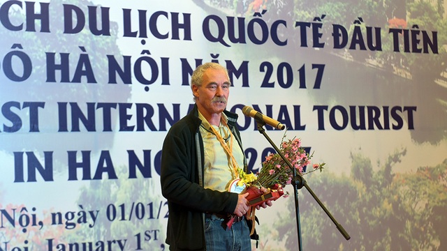 Ông Nguyễn Thiện Nhân chào đón vị khách quốc tế đầu tiên đến Thủ đô năm 2017 - 5 Ông Thomas Bauche xúc động khi trở thành vị khách du lịch quốc tế đầu tiên đến Thủ đô Hà Nội 2017. Ông cầm trên tay bó hoa đào tươi thắm.